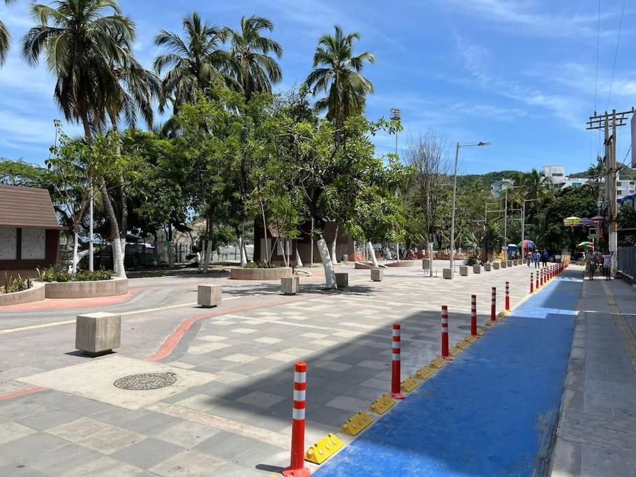Lujoso, Frente A La Playa, Con Terraza Y Vista Al Mar . Santa Marta (Magdalena)