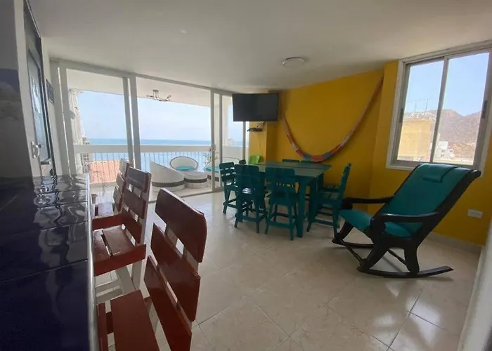 Lujoso, Frente A La Playa, Con Terraza Y Vista Al Mar .