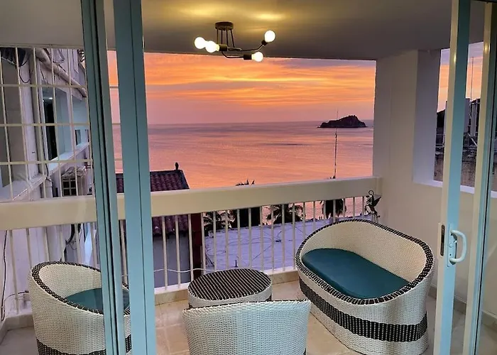 Lujoso, Frente A La Playa, Con Terraza Y Vista Al Mar .