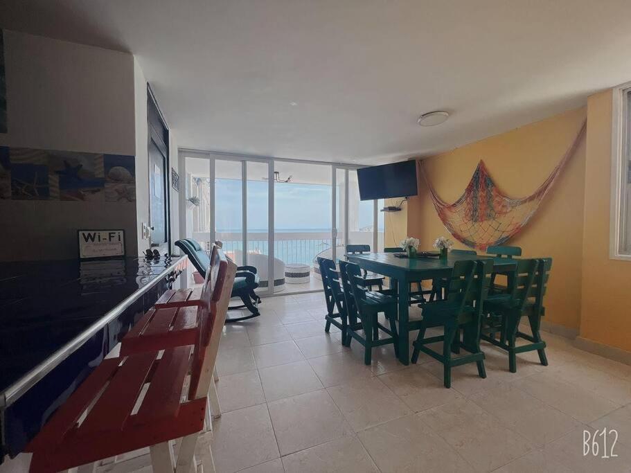 Apartment Lujoso, Frente A La Playa, Con Terraza Y Vista Al Mar .