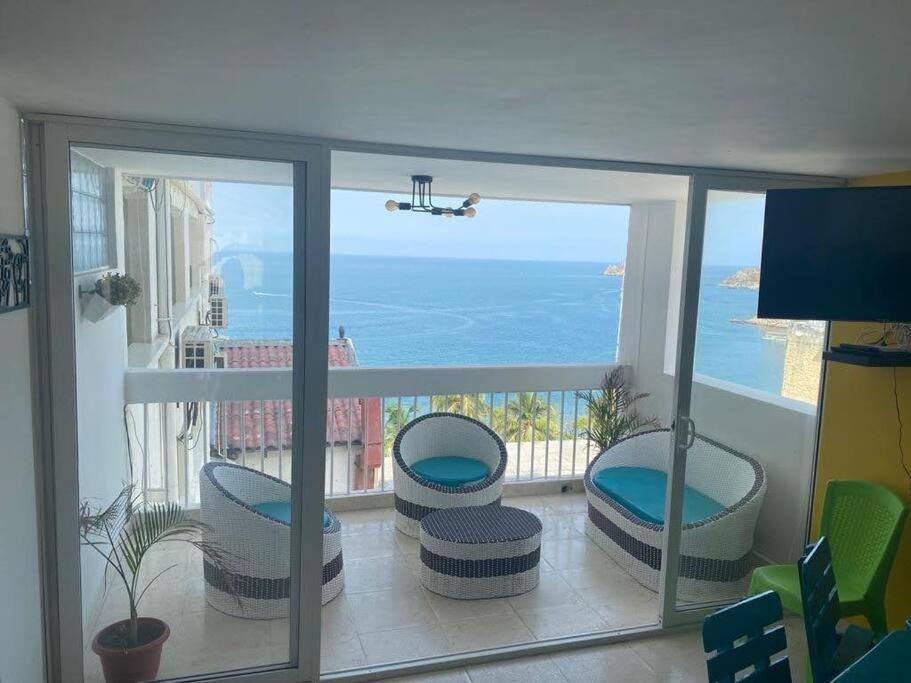 Lujoso, Frente A La Playa, Con Terraza Y Vista Al Mar . *