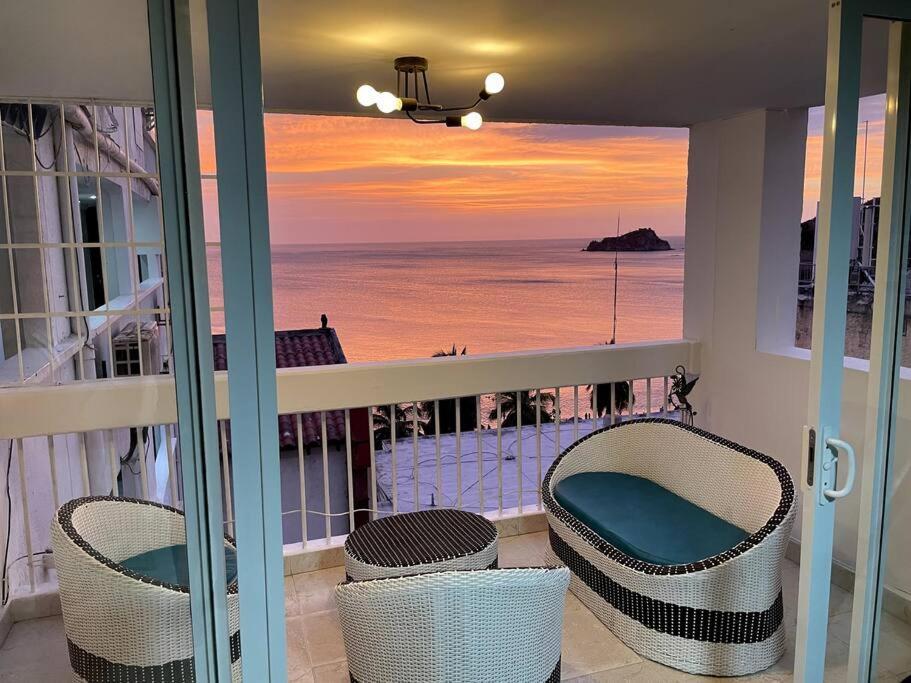 Apartment Lujoso, Frente A La Playa, Con Terraza Y Vista Al Mar . *