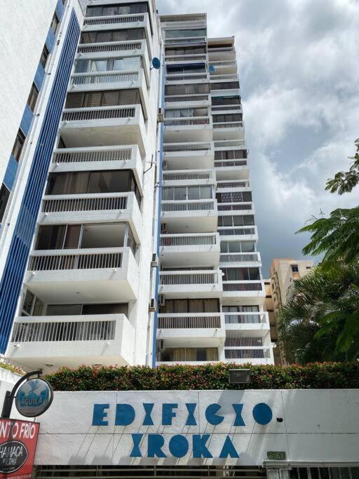 Apartment Lujoso, Frente A La Playa, Con Terraza Y Vista Al Mar . *