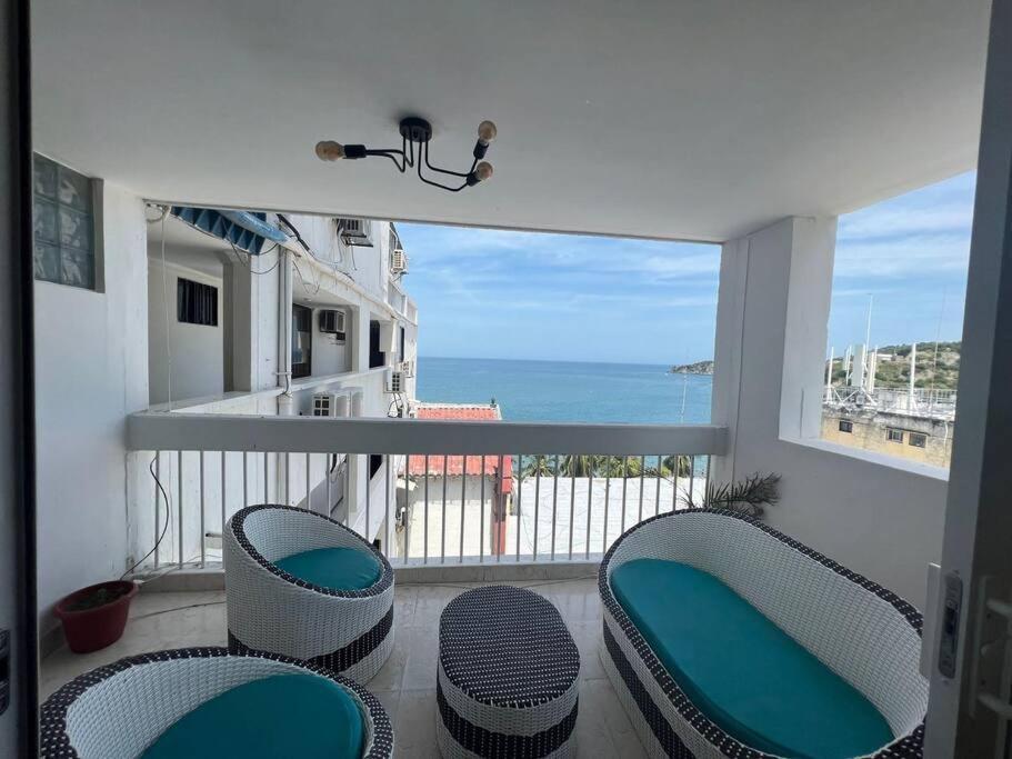 Lujoso, Frente A La Playa, Con Terraza Y Vista Al Mar . *