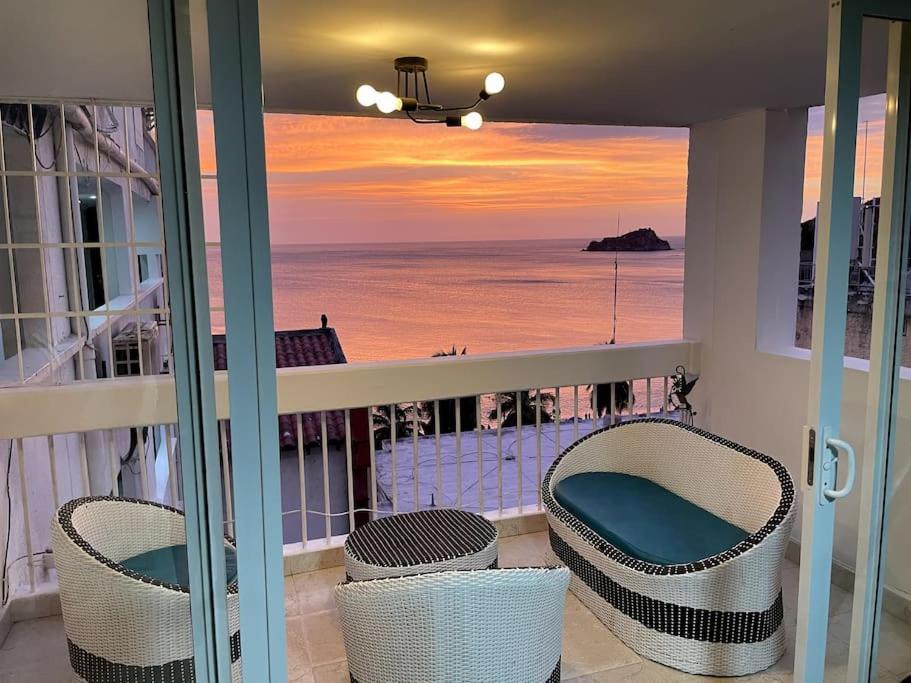 Lujoso, Frente A La Playa, Con Terraza Y Vista Al Mar . *